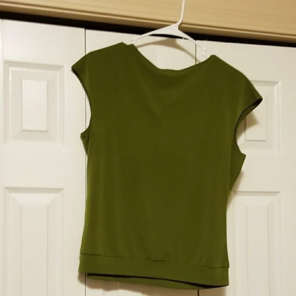 Worthington 𝅺Sleeveless blouse with rouse center Size Medium - Picture 2 of 2
